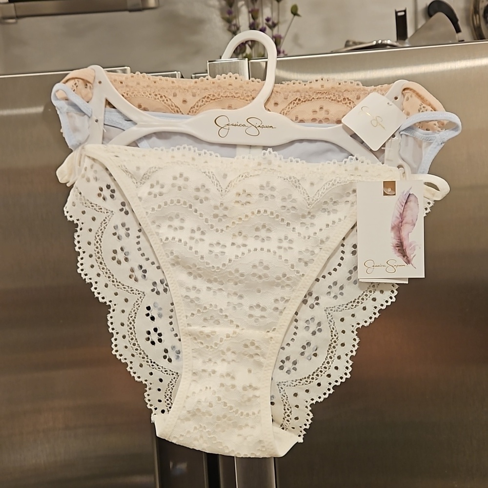 💕JESSICA SIMPSON💕 Ultra Flirty Bikini Fit Undies White Blue Pink Medium M NWT